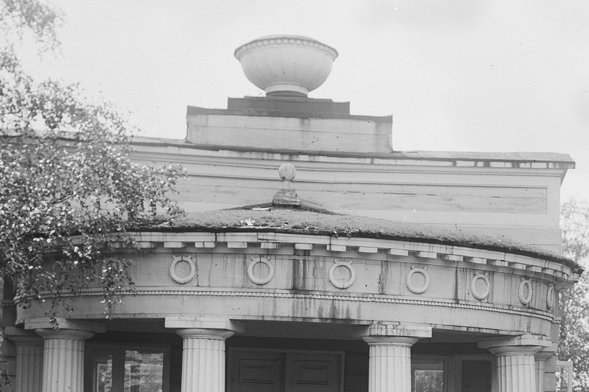 Mustavalkoisessa vanhassa valokuvassa huvimajan katto.